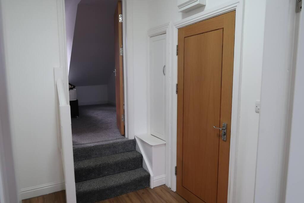 Two-Bedroom Apartment With Scenic Balcony View Shipley  Dış mekan fotoğraf