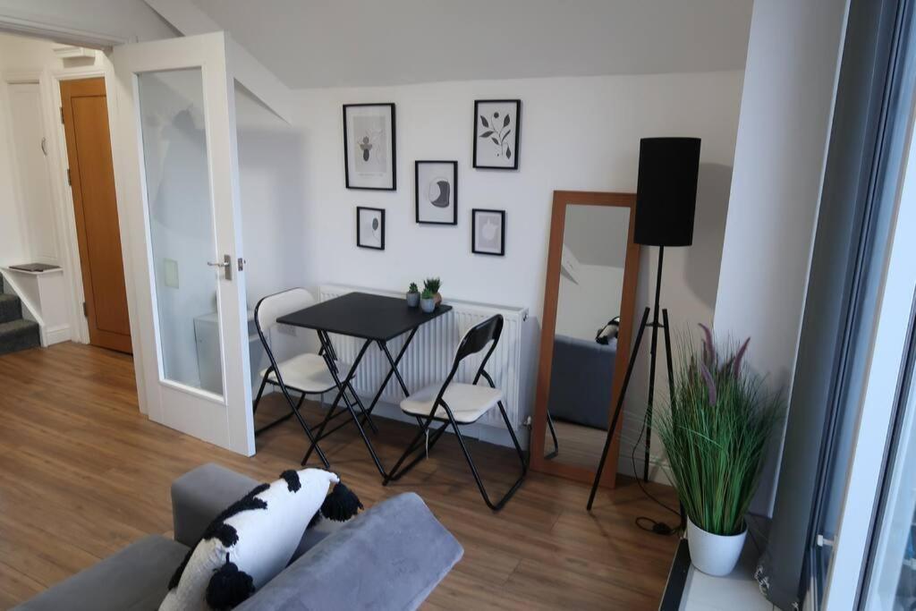 Two-Bedroom Apartment With Scenic Balcony View Shipley  Dış mekan fotoğraf
