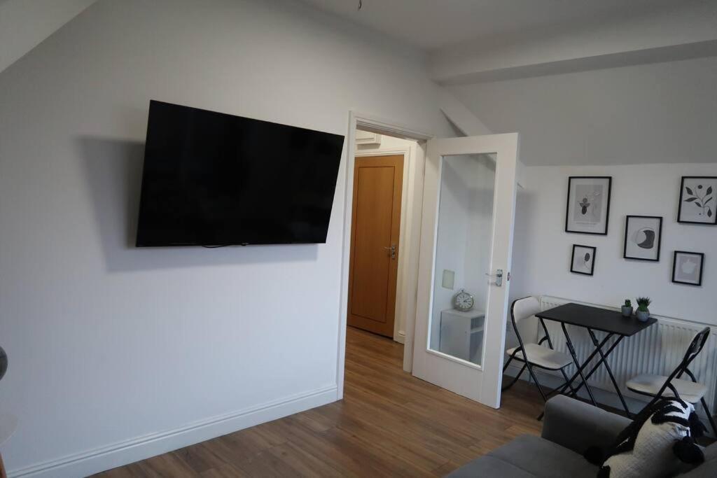 Two-Bedroom Apartment With Scenic Balcony View Shipley  Dış mekan fotoğraf